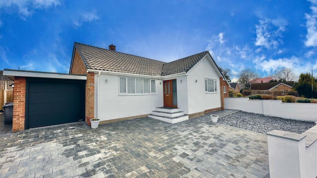3 bedroom bungalow for sale in Downs Crescent, Gawber, Barnsley, S75