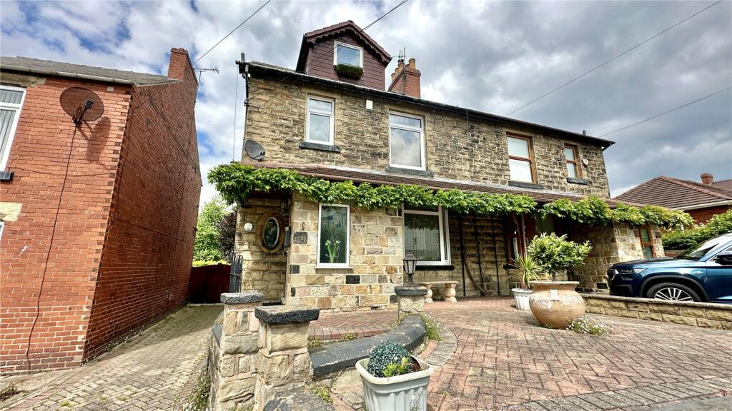 4 bedroom semidetached house for sale in Doncaster Road, Darfield