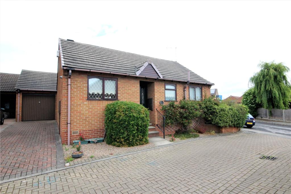 2 bedroom bungalow for sale in Ivy Farm Close, Carlton, Barnsley, S71