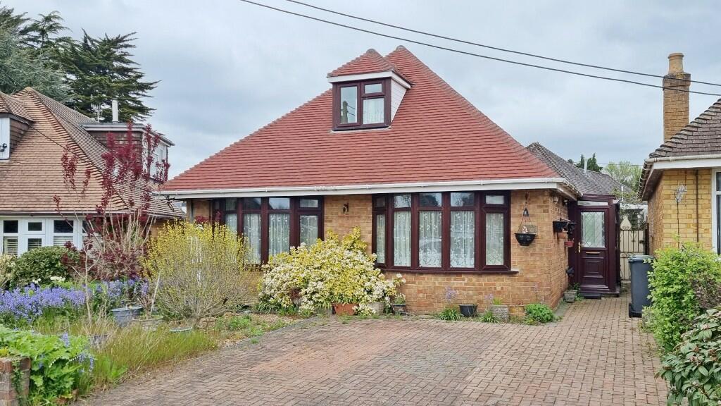 2 bedroom bungalow for sale in Southdene Road, Chandlers Ford, Eastleigh, Hampshire, SO53