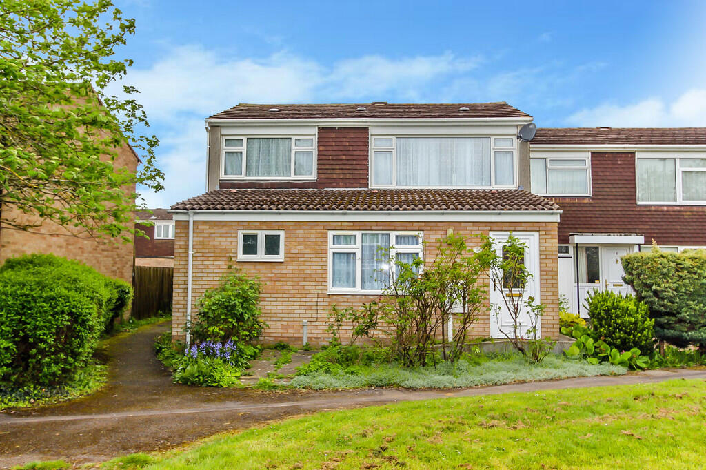 4 bedroom end of terrace house for sale in Landor, Wellingborough, NN8