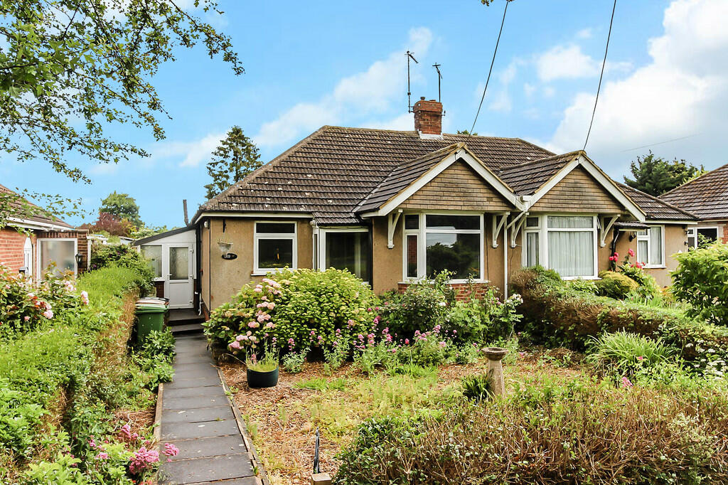 2 bedroom semidetached bungalow for sale in Wollaston Road, Irchester