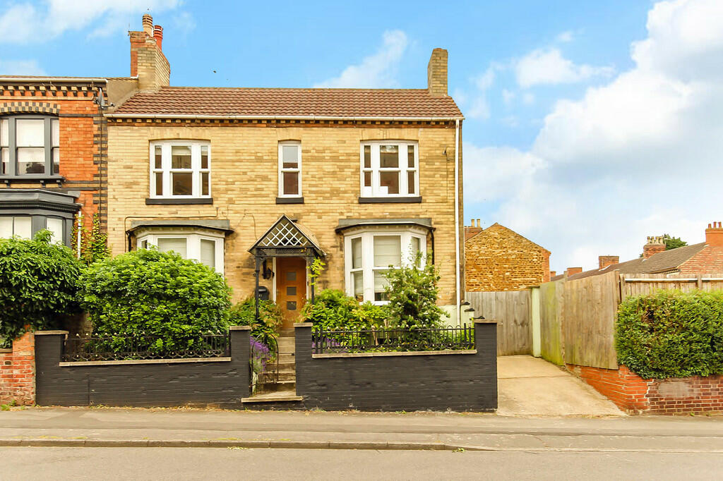 3 bedroom end of terrace house for sale in Ranelagh Road