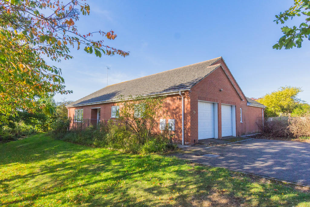 2 bedroom detached bungalow for sale in Addington Road, Irthlingborough