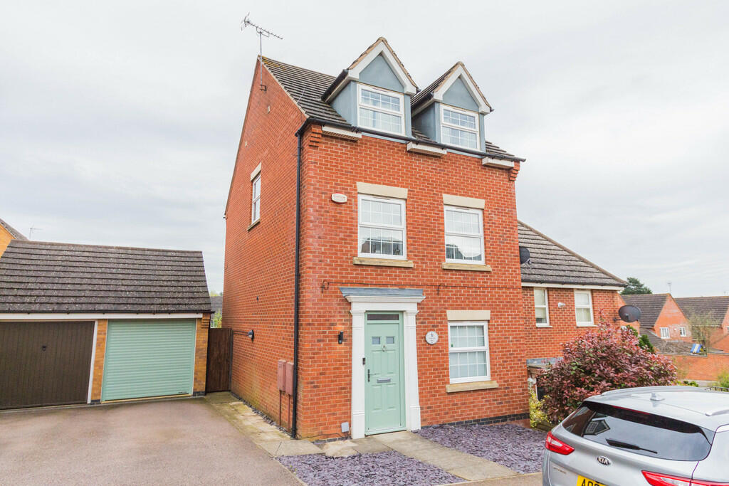 4 bedroom town house for sale in Presland Way, Irthlingborough, NN9