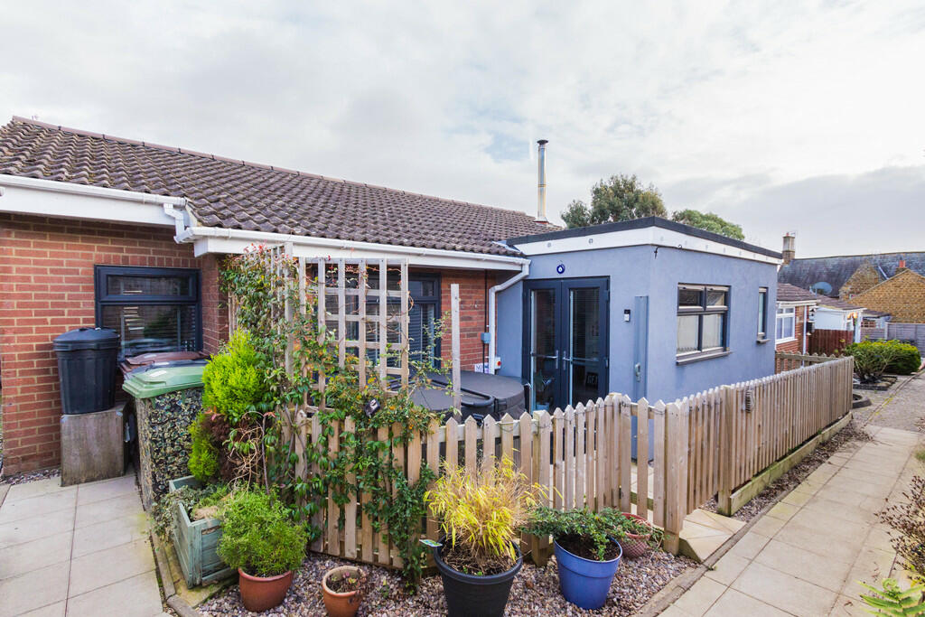 2 bedroom detached bungalow for sale in Orchard Terrace, Finedon, NN9
