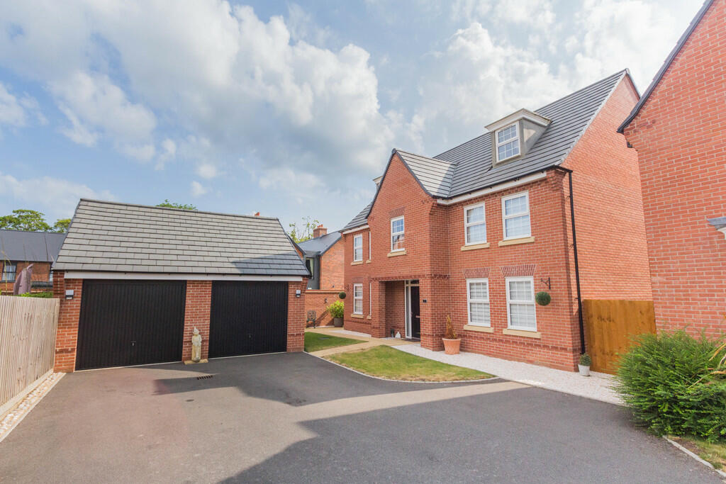 5 bedroom detached house for sale in Kingfisher Road, Thrapston, NN14