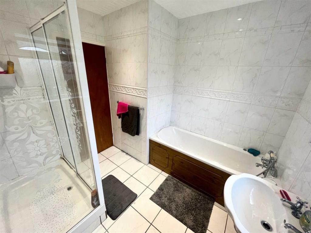 3 bedroom detached house for sale in Birkdale Road, Goulbourne, LL13