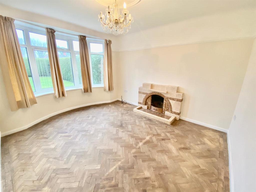 3 bedroom detached house for sale in Mold Road, LL12