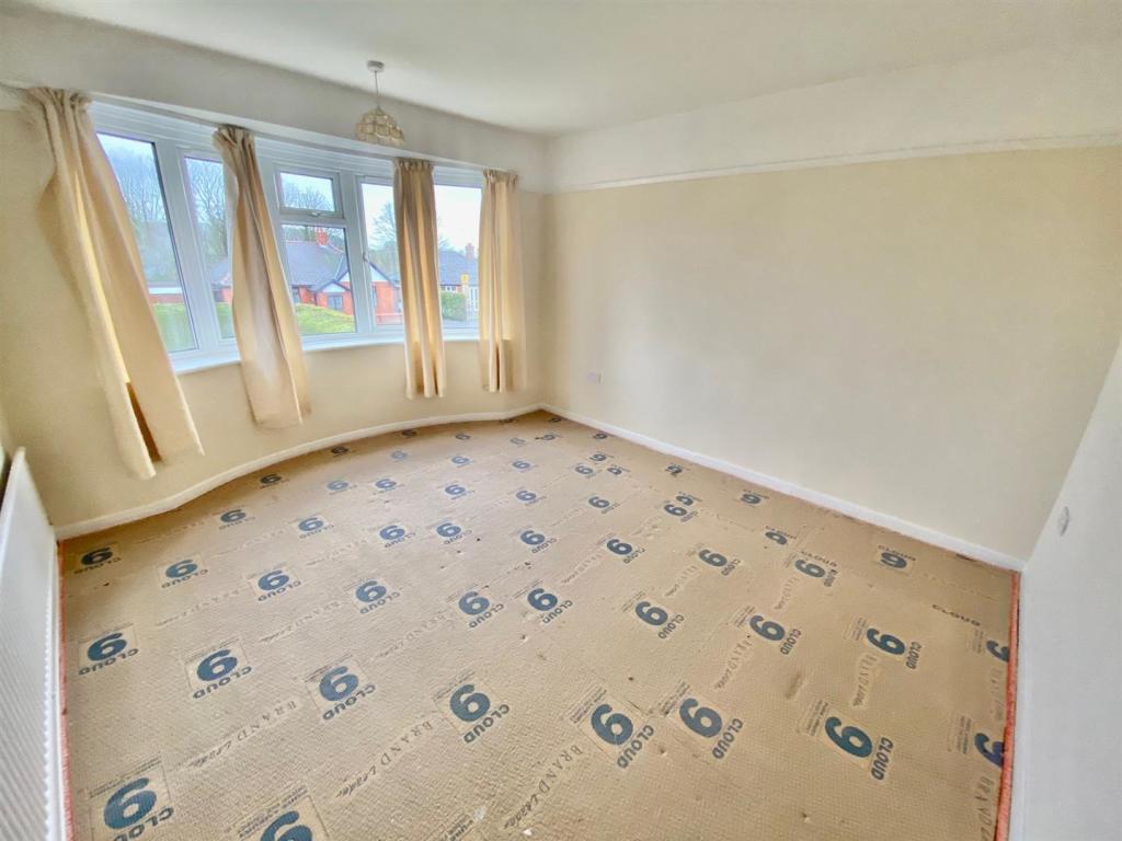 3 bedroom detached house for sale in Mold Road, LL12