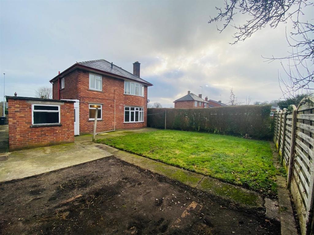 3 bedroom detached house for sale in Mold Road, LL12