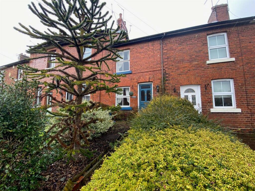 2 bedroom cottage for sale in High Street, Gresford, Wrexham, LL12