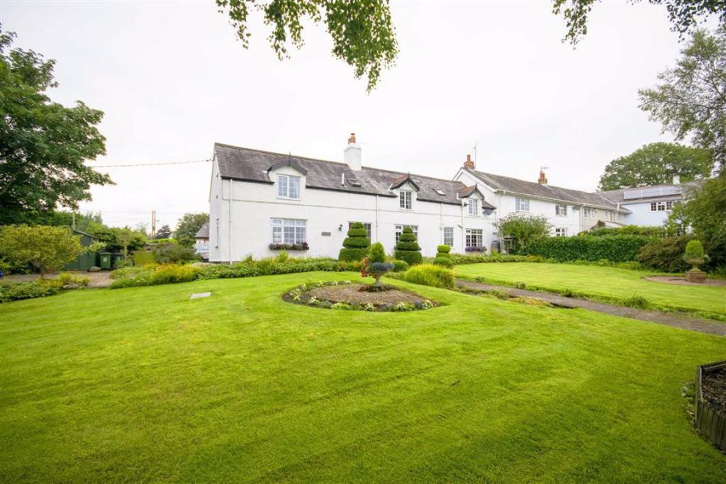 4 bedroom cottage for sale in FfynnonYCeirw, Bwlchgwyn, Wrexham, LL11