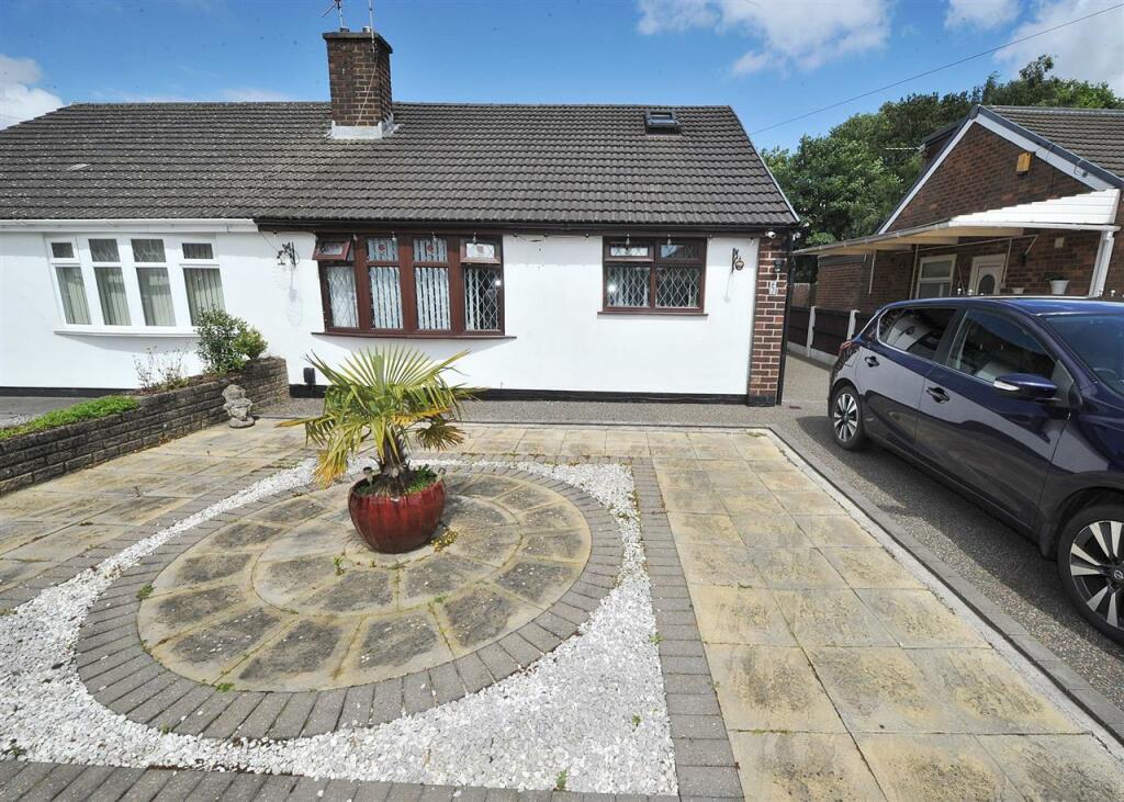 3 bedroom bungalow for sale in 5 Helston Close Irlam M44 6FZ, M44