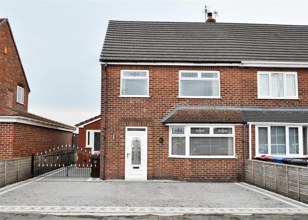 Main image of property: 25 Rose Avenue, Irlam M44 6AQ