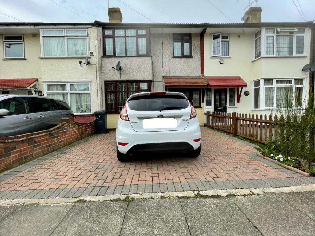 3 bedroom terraced house for rent in Eastbrook Avenue, Dagenham, RM10
