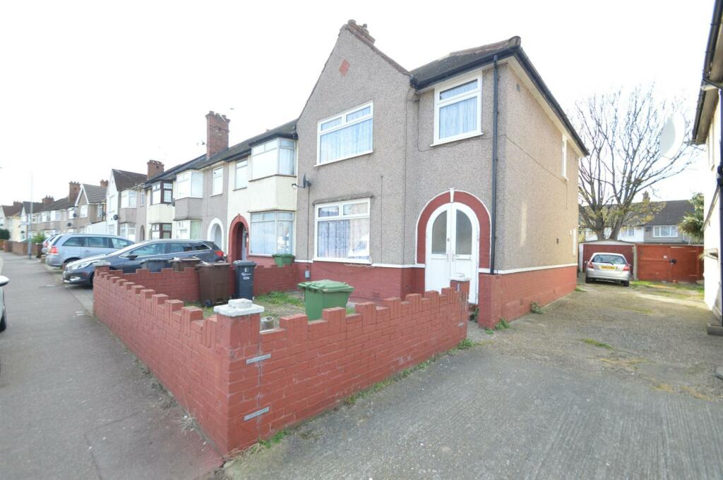 3 bedroom end of terrace house for rent in Crosby Road, Dagenham, RM10