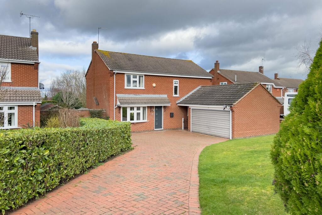 4 bedroom detached house for sale in Grassholme Drive, Loughborough, LE11
