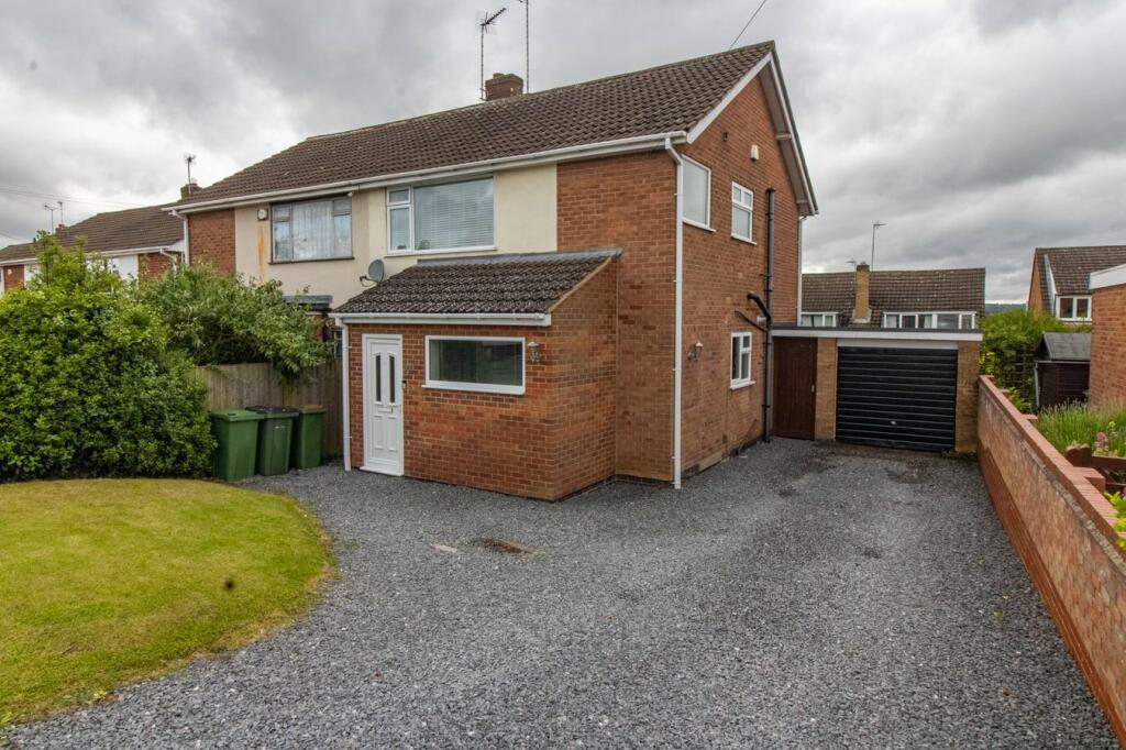 3 bedroom semidetached house for sale in Chestnut Road, Glenfield, LE3