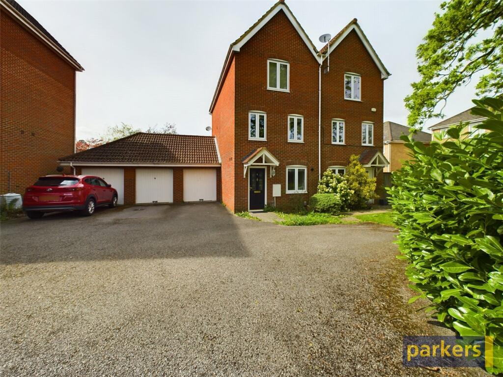 4 bedroom semi-detached house for sale in Green Road, Reading, Berkshire, RG6