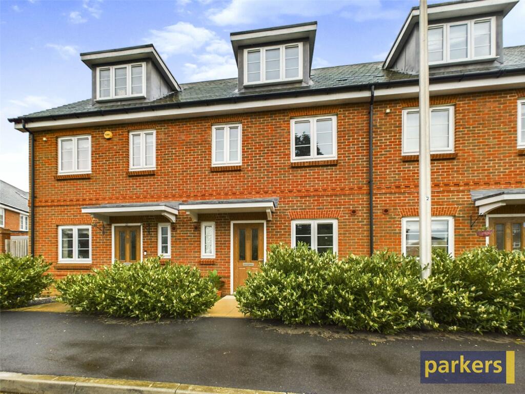3 bedroom terraced house for sale in Faringdon Road, Earley, Reading