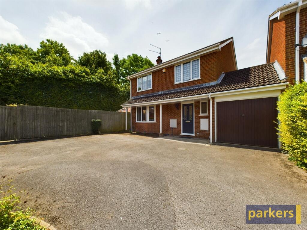 4 bedroom link detached house for sale in Rosemary Avenue, Earley, Reading, RG6