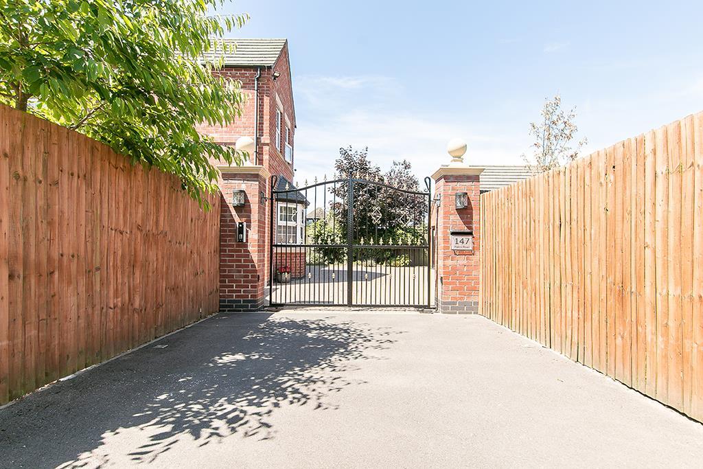 4 bedroom detached house for sale in Plains Road, Mapperley, Nottingham