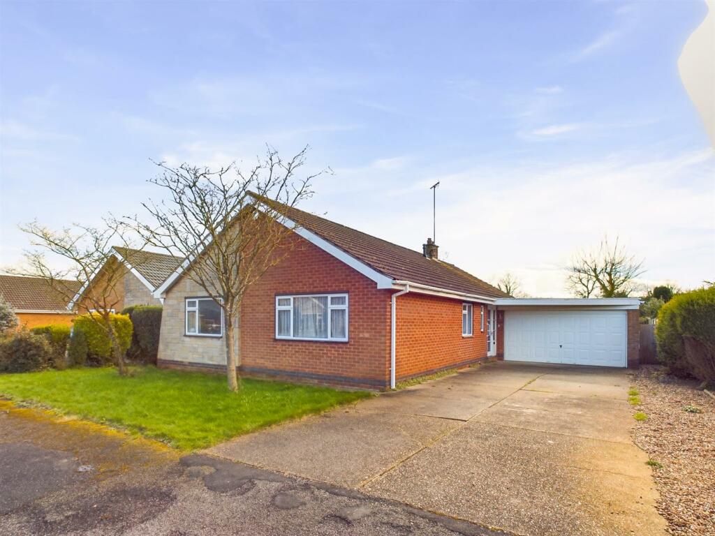 3 bedroom bungalow for sale in Pinfold Crescent, Woodborough, Nottingham, NG14
