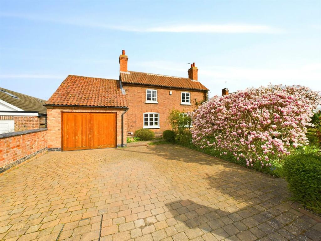 4 bedroom cottage for sale in Magnolia Cottage, Arnold Lane, Gedling, Nottingham, NG4