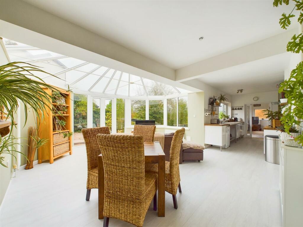 3 bedroom detached bungalow for sale in Freda Avenue, Gedling