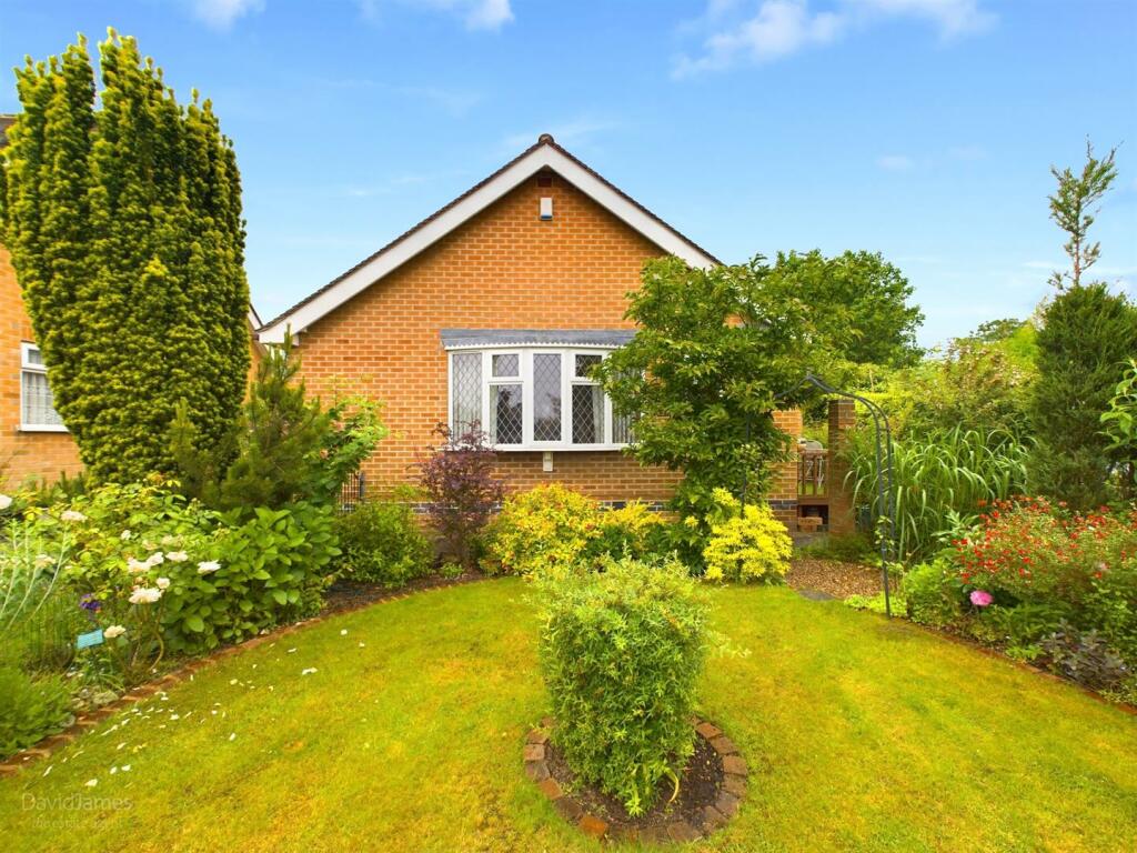3 bedroom detached bungalow for sale in Willow Lane, Gedling Village