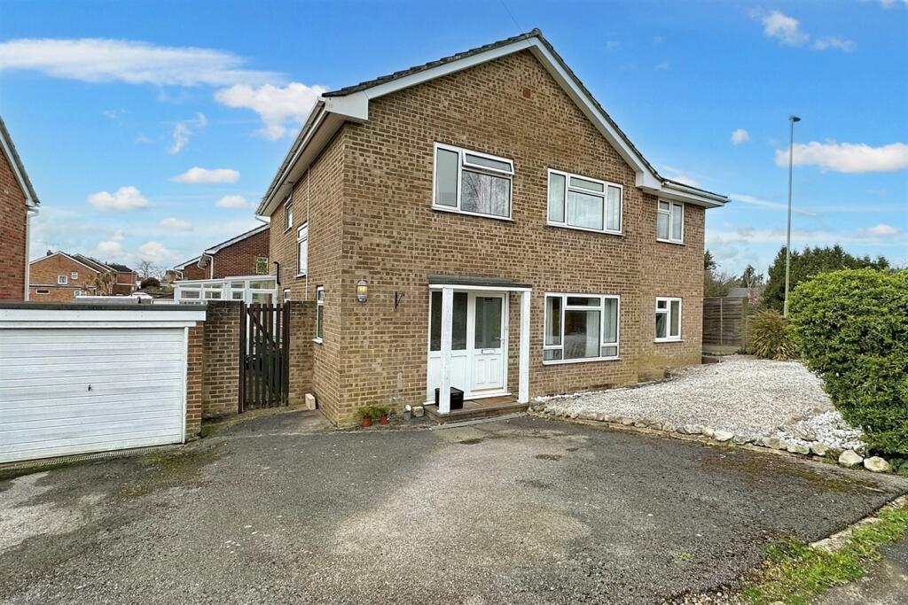 6 bedroom detached house for sale in Fair Oak, SO50