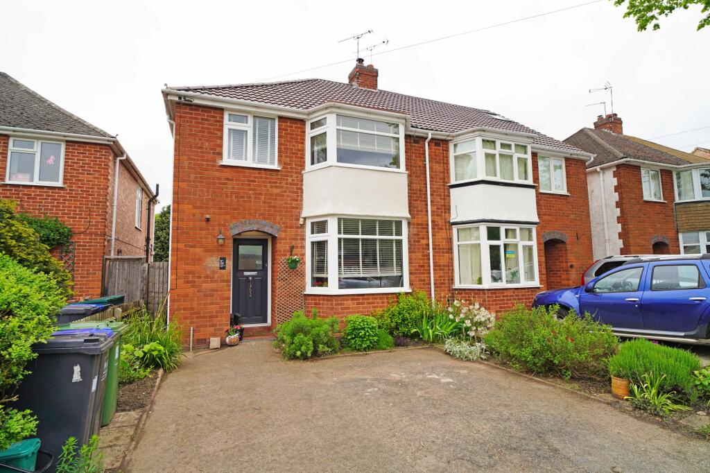 3 bedroom semidetached house for sale in Montague Road, Warwick, CV34