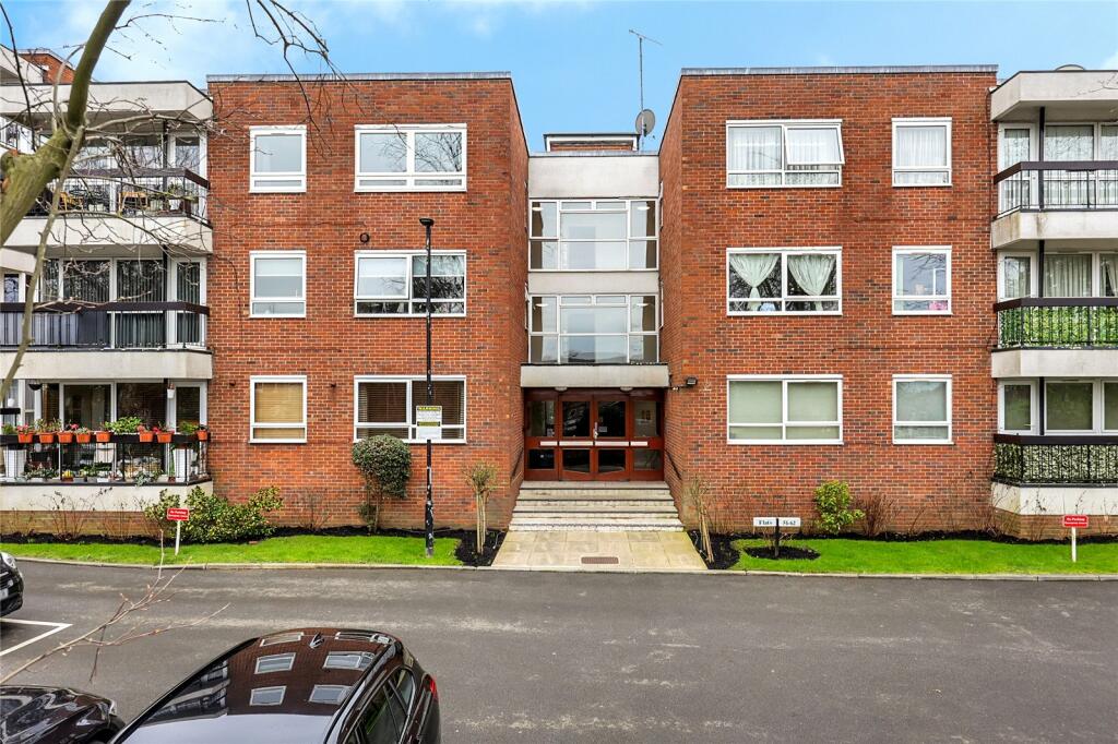 3 bedroom apartment for sale in Hendon Lane, London, N3
