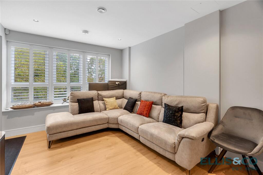 Main image of property: Ballards Lane, Finchley, N3