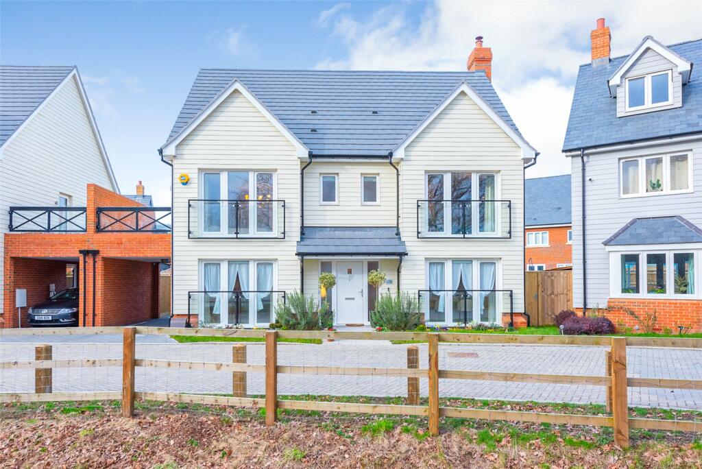 4 bedroom detached house for sale in Lakeview Lane, Mytchett, Camberley