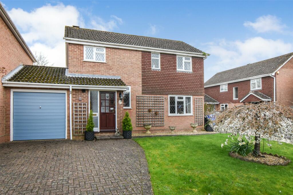 3 bedroom link detached house for sale in Oaktree Drive, Hook