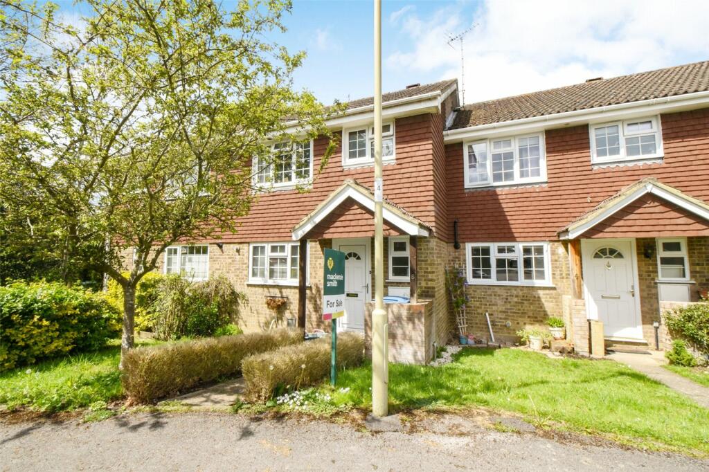 3 bedroom terraced house for sale in Oaktree Drive, Hook, Hampshire, RG27