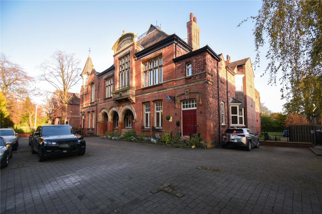 2 bedroom penthouse for sale in Heaton Moor Road, Heaton Moor