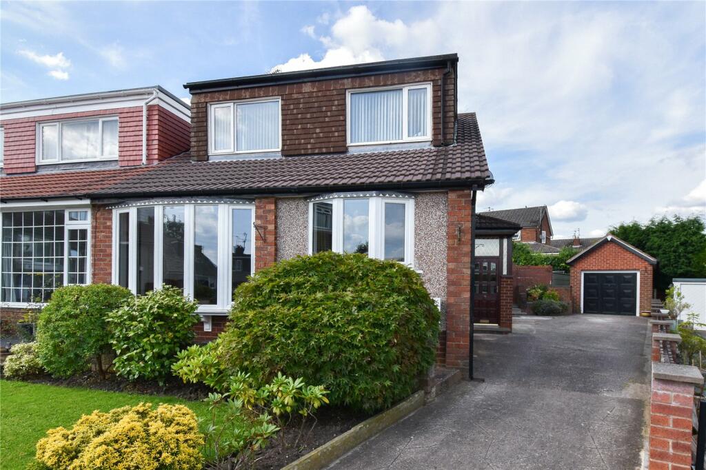 4 bedroom semidetached house for sale in Shanklin Close, Denton