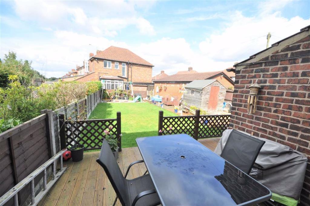 3 bedroom semidetached house for sale in Broadstone Road, Heaton