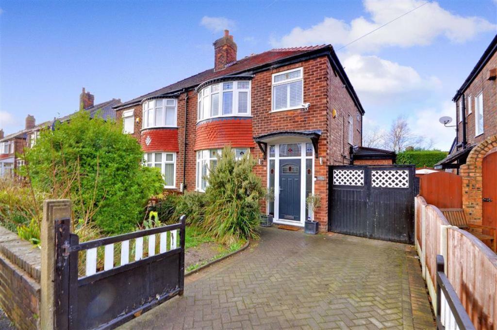 3 bedroom semidetached house for sale in Whitehurst Road, Heaton