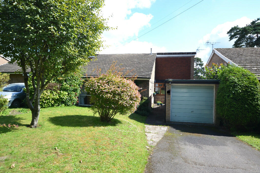 3 bedroom detached bungalow for sale in Eveley Close,Whitehill Bordon