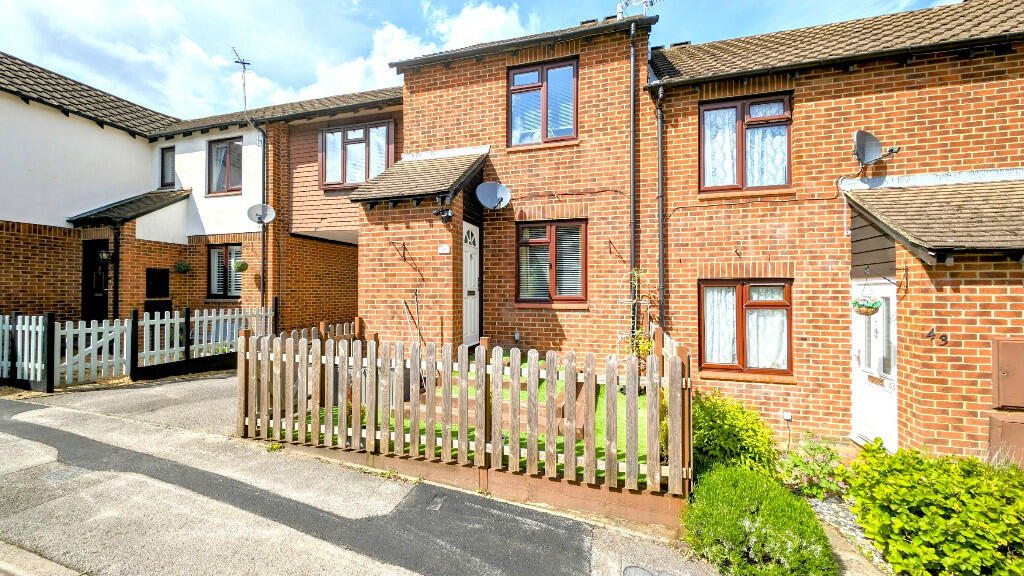 3 bedroom terraced house for sale in Roxburghe Close, Whitehill
