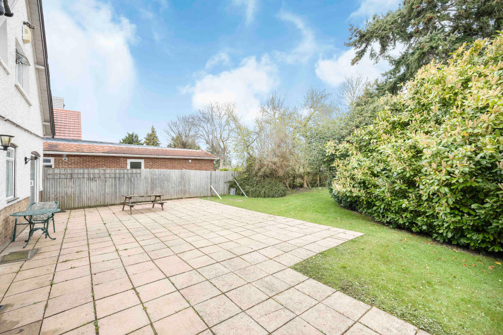 6 bedroom detached house for sale in Datchet, Slough, SL3