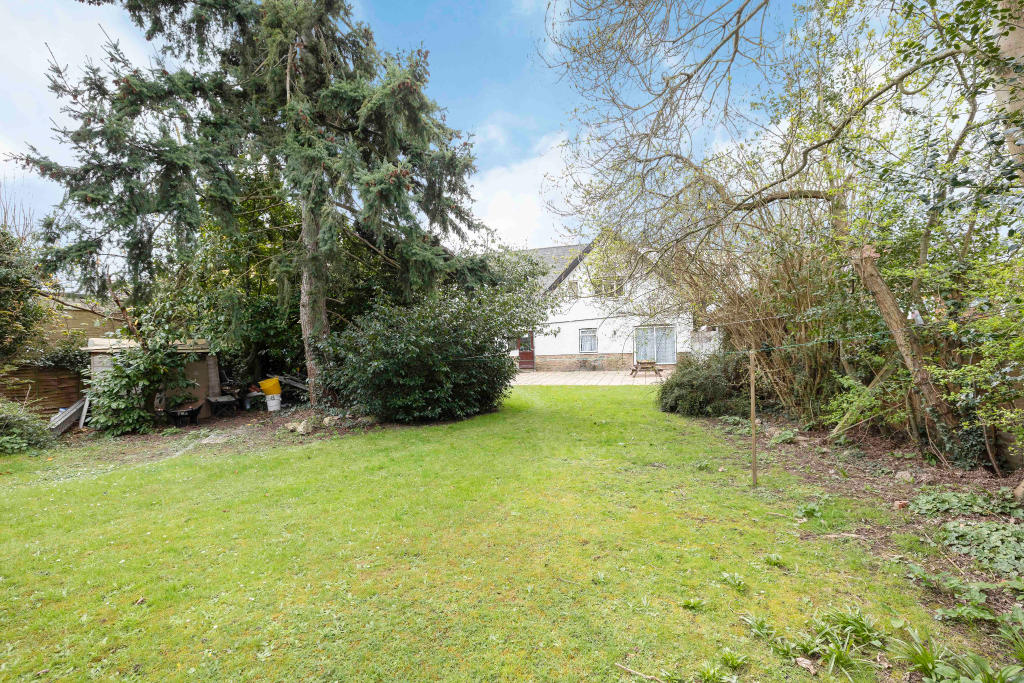 6 bedroom detached house for sale in Datchet, Slough, SL3