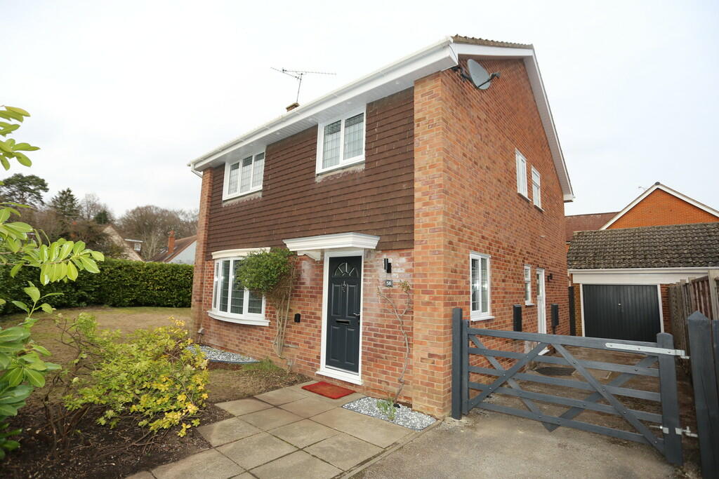 4 bedroom detached house for sale in Radcot Close, Woodley, RG5
