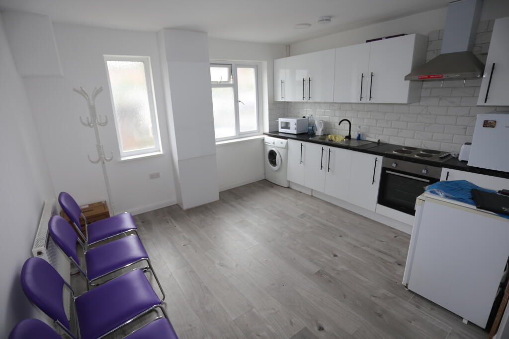 Main image of property: Kentwood Hill, Tilehurst, Reading, RG31