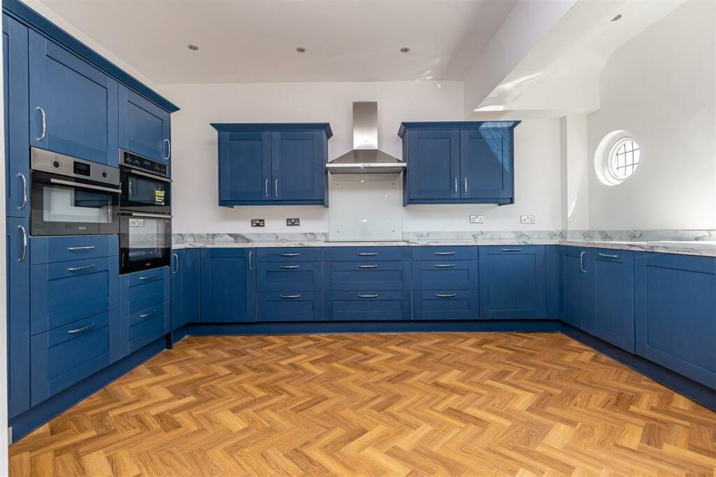 5 bedroom semidetached house for rent in Bury Road, North Chingford, London, E4