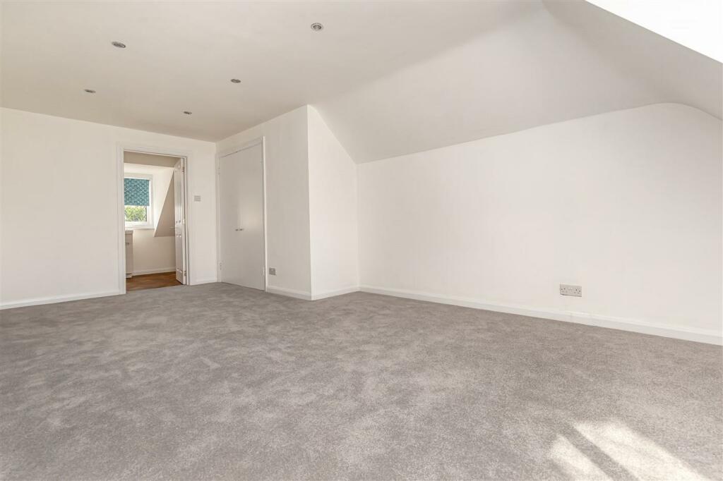 5 bedroom semidetached house for rent in Bury Road, North Chingford, London, E4